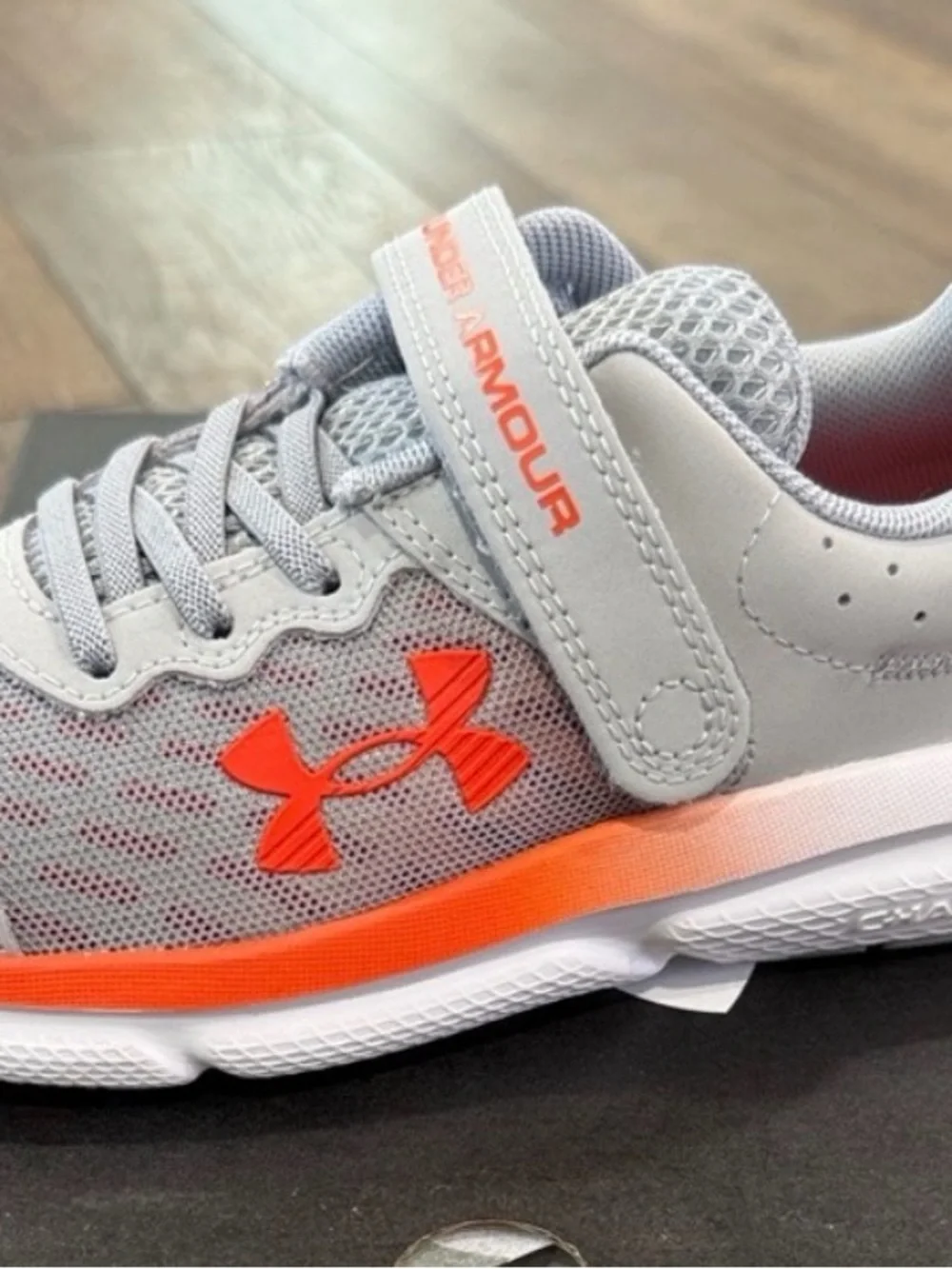 💥 NEW !!!!!!! Under Armour Kid’s Light Gray and Orange Athletic Sneakers SZ 3